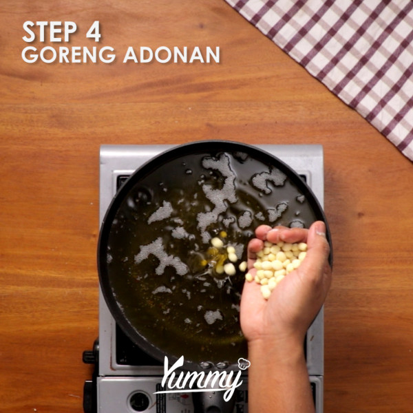 Panaskan minyak lalu goreng bola-bola adonan pilus kecil sampai matang dan kuning kecoklatan.