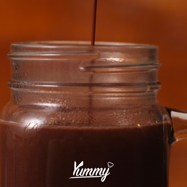 Tuangkan coklat ke dalam gelas saji yang akan digunakan.