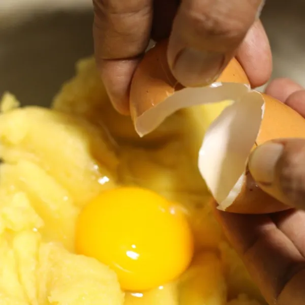 Masukkan telur aduk-aduk adonan hingga telur tercampur rata.