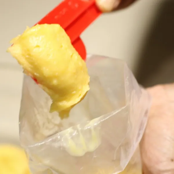 Tuangkan adonan ke dalam pipping bag.