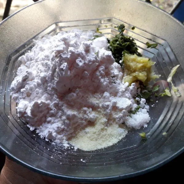 Campur dalam wadah tepung tapioka, bawang putih halus, seledri, garam, lada bubuk, dan kaldu bubuk.