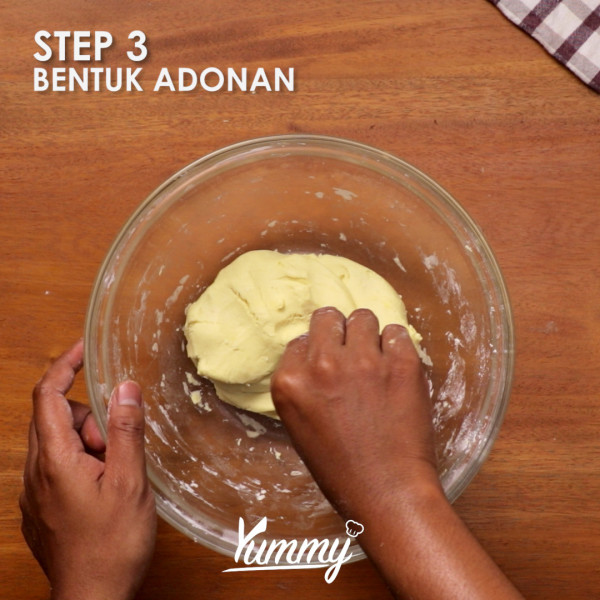 Bentuk adonan menjadi bola-bola kecil dari adonan dengan menggunakan tangan.