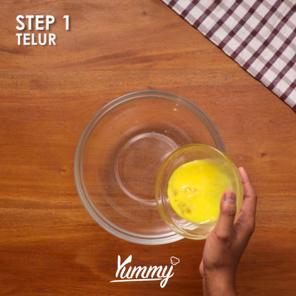 Campurkan tepung tapioka, telur, mentega dan penyedap jamur dalam satu wadah.
