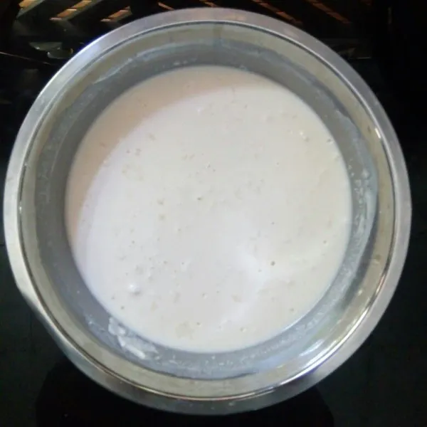 Membuat Kue Dadar: Campurkan seluruh bahan kulit dadar, kecuali pewarna. aduk merata dengan menggunakan whisk.