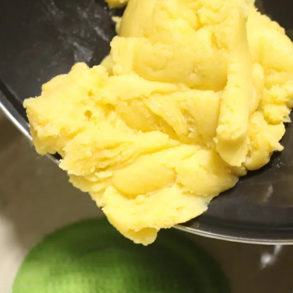 Pindahkan adonan pada bowl.