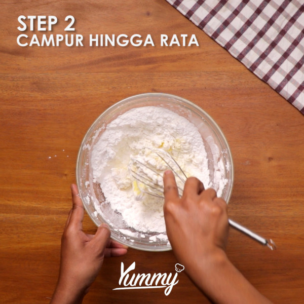 Uleni semua bahan dengan menggunakan spatula kayu dan tangan hingga tercampur dengan rata.