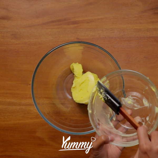 Campurkan mentega dan gula halus dalam satu wadah lalu mixer dengan kecepatan sedang hingga sedikit mengembang dan warnanya menjadi pucat.
