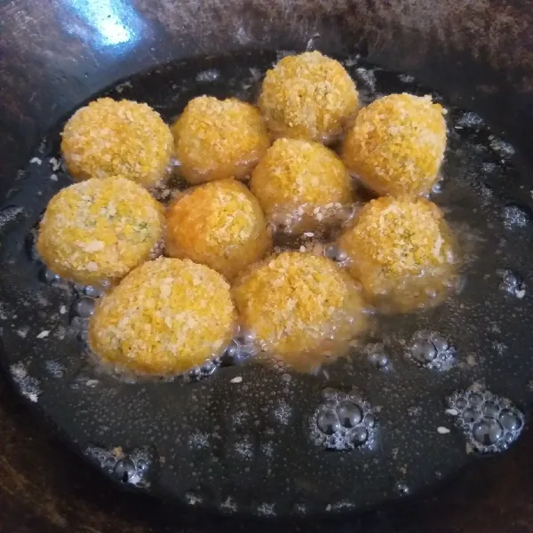 Goreng dengan minyak banyak merendam kroket (deep frying). Gunakan api kecil-sedang agar matang sampai kedalamnya.