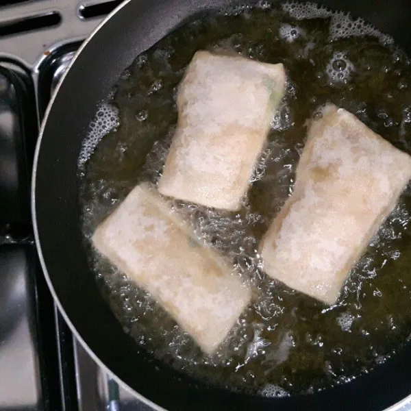 Panaskan minyak sayur. Goreng martabak sampai keemasan.