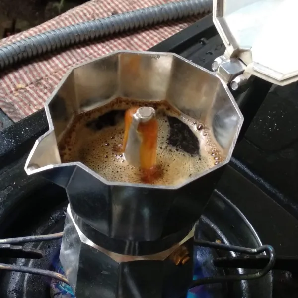 Seduh kopi dengan air panas,, di sini saya menggunakan mokapot