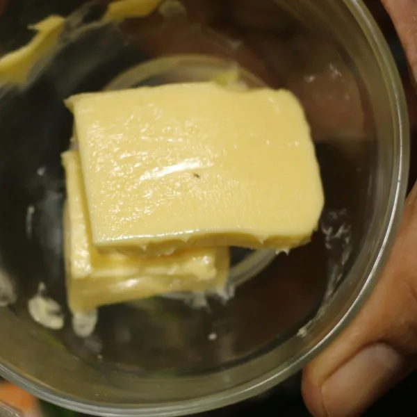 Didihkan air dan masukkan butter, margarin, dan garam.