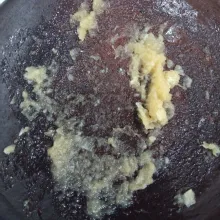 Ulek bawang putih sampai halus.