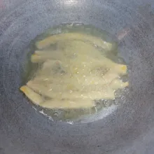 Goreng di minyak panas dengan api sedang sampai matang kemudian angkat, tiriskan dan sajikan.