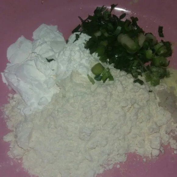 Campur tepung terigu, tepung tapioka, daun bawang, garam dan kaldu bubuk dalam satu wadah. Aduk hingga tercampur rata.