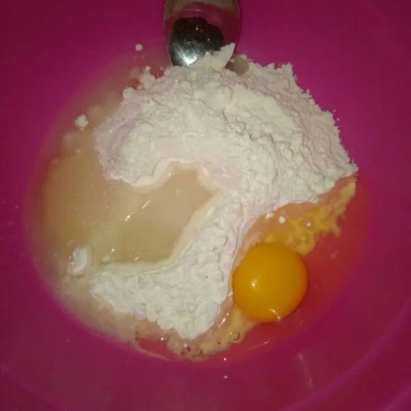Siapkan wadah, campurkan tepung terigu, gula pasir, telur, dan air. Aduk sampai tercampur rata.