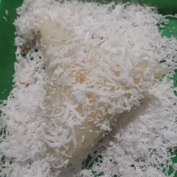 Gulingkan lupis ke dalam kelapa parut yang dicampur garam, sajikan dgn kuah durian.