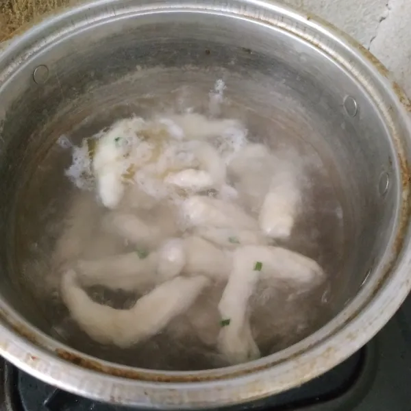 Didihkan air, beri 1 sdt minyak goreng. Bentuk memanjang adonan lalu masukkan dalam air mendidih. Lakukan sampai adonan habis, rebus sampai mengapung. Angkat dan tiriskan.
