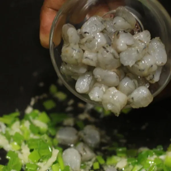 Masukkan udang masak hingga udang matang.