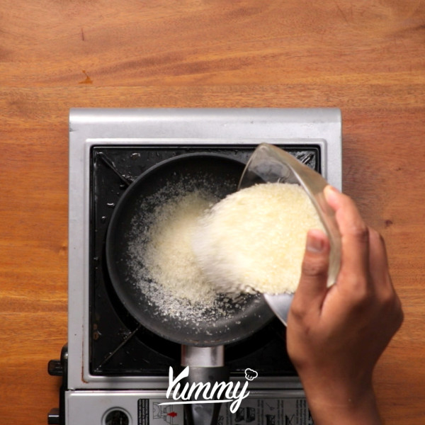 Campurkan gula, agar-agar dan air dalam panci lalu aduk dan masak dengan api kecil hingga mendidih.