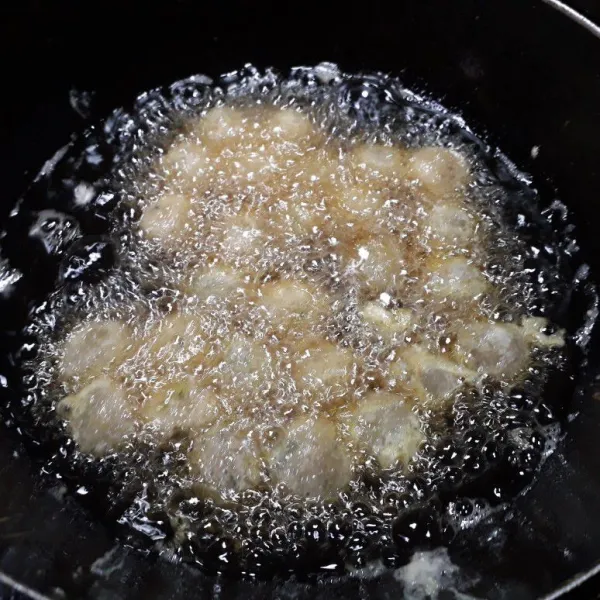 Goreng setengah matang, masukkan kembali ke dalam kocokan telur dan goreng kembali hingga matang.