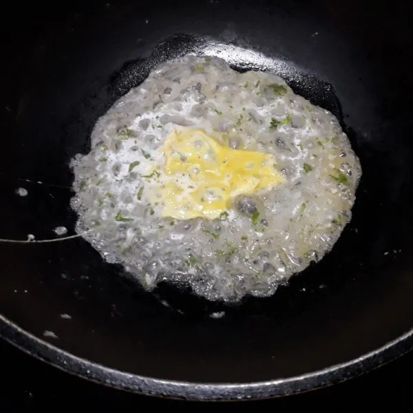 Oles wajan datar dengan margarin, tuang 1sendok makan telur ditengah lalu tuang sendok sayur larutan tepung, ratakan dengan memutar teflon.
