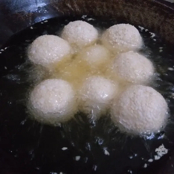 Goreng dengan api kecil-sedang agar tidak meletus. Goreng sampai kecoklatan dan matang.