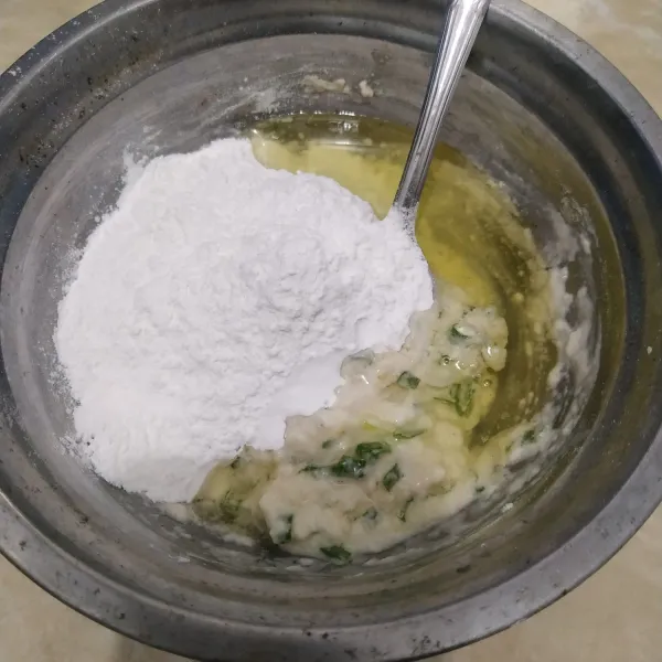 Masukkan putih telur dan tepung tapioka. Uleni sampai kalis dan bisa dibentuk.