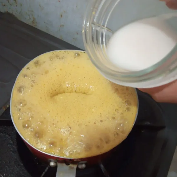 Cairkan tepung sagu, kemudian tuang ke dalam bubur untuk mengentalkan, koreksi rasa dan sajikan saat pas.