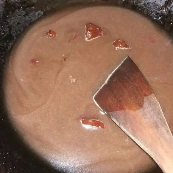 Masak gula merah bersama 150 ml air, masak hingga mendidih dan gulanya larut.