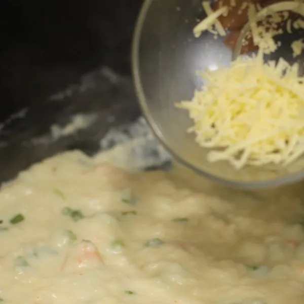 Masukkan susu cair, tepung, gula, garam, lada, dan pala. Aduk rata hingga mengental. Terakhir tambahkan keju.