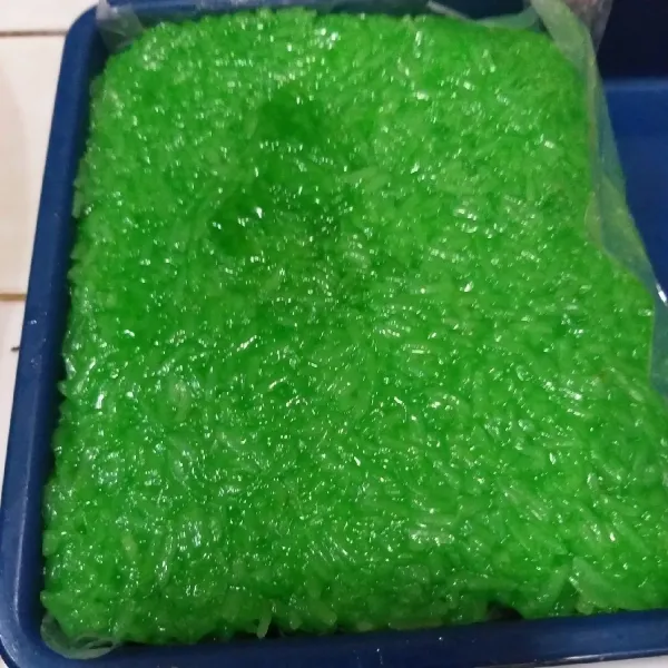 Cetak dalam wadah yang dialas daun atau plastik dengan sedikit ditekan. Dinginkan sakpai benar-benar dingin agar mudah dipotong.