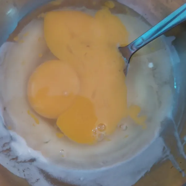 Satukan kaldu bubuk, merica, tepung dan air, aduk rata dan tambahkan telur.