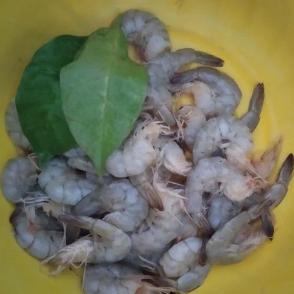 Cuci bersih udang