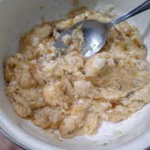 Masukkan kelapa parut dan garam.