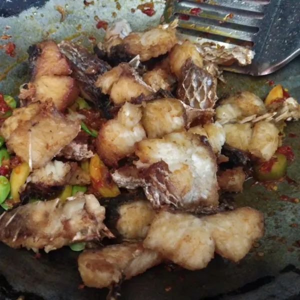 Masukkan ikan kakap goreng.