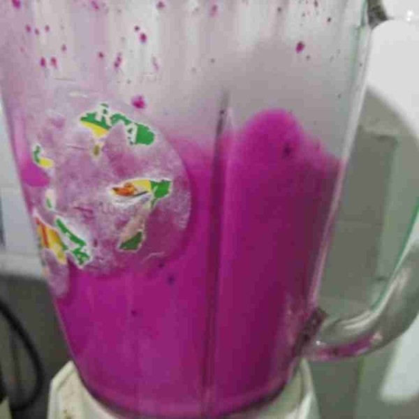 Blender susu/santan dan buah naga hingga benar-benar halus.