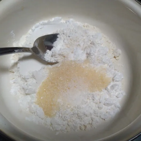Campur tepung terigu, tepung beras, gula, vanili, garam, dan baking powder jadi satu. Aduk hingga rata.
