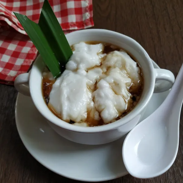 Penyajian: masukkan bubur sumsum ke dalam mangkok saji, siram dengan kuah kinca.