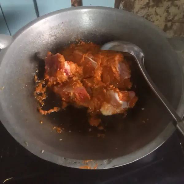 lalu masukan ayam yg udah di cuci terlebih dahulu, masak sebentar.