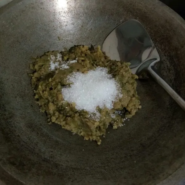 Kemudian pindahkan kacang hijau ke dalam wajan, tambahkan gula pasir dan garam. Aduk hingga rata.