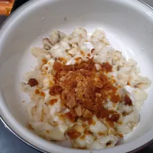 Kupas pisang, lumatkan. Masukkan gula pasir dan gula merah kemudian aduk hingga rata.