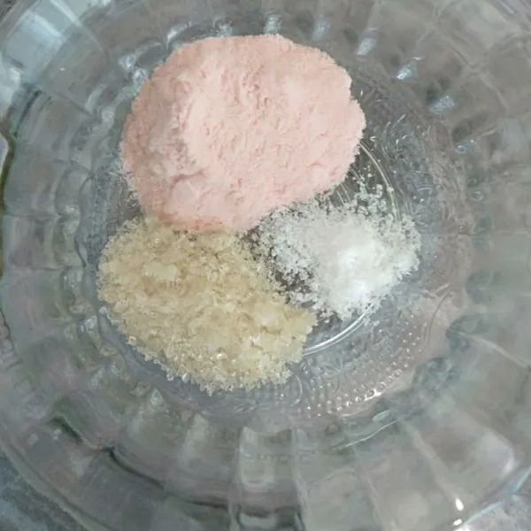 Tambahkan gula, kelapa parut, agar-agar bubuk, dan garam, campur semua bahan jadi satu hingga rata.