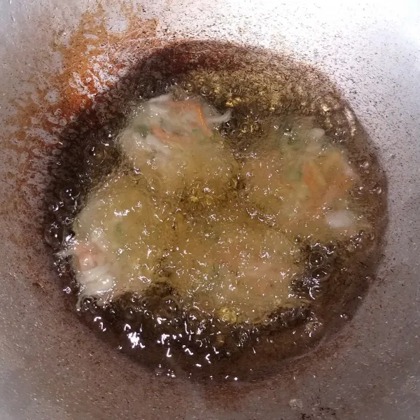 Panaskan minyak, kemudian masukkan adonan dengan sendok sedikit demi sedikit, goreng hingga kuning keemasan.