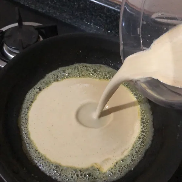 Lelehkan butter di pan. Jika butter sudah mencair, masukkan adonan pancake.