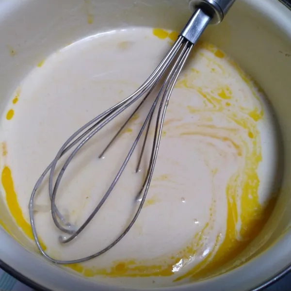 Masukkan air, aduk rata, kemudian masukkan putih telur dan margarin. Aduk rata kembali.