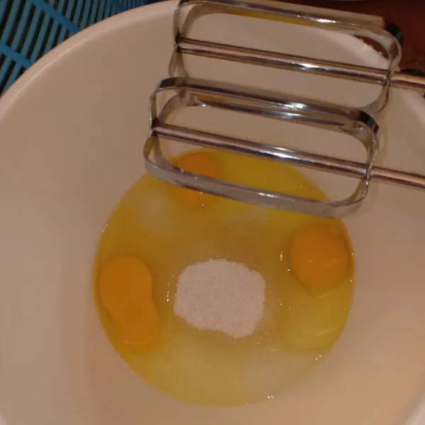 Mixer gula, telur, soda kue, tbm & garam sampai putih berjejak.