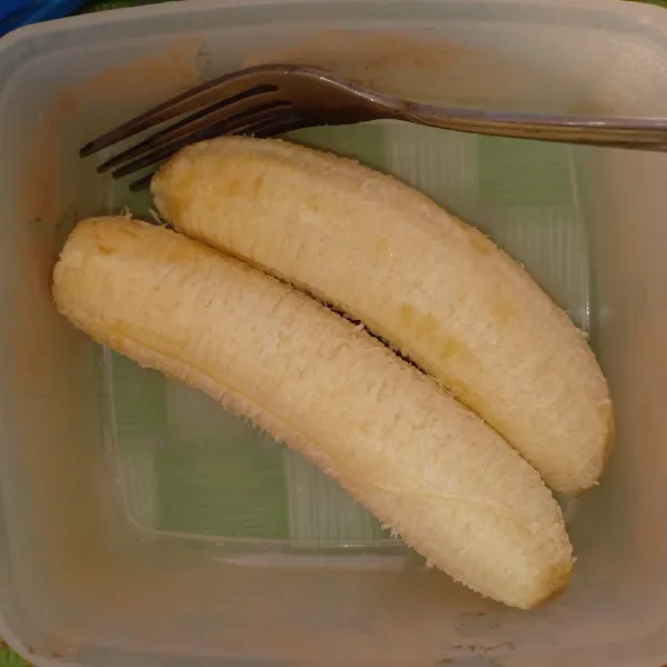 Lumatkan pisang dengan garpu, sisakan setengah potong utk toping diatas (optional).