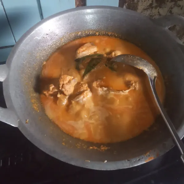 masak sampai kuah nya menyusut, sambil diaduk-aduk supaya santan nya tidak pecah.