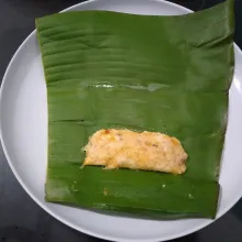Ambil secukupnya adonan, tata dan bungkus dengan daun pisang. Lakukan hingga semua adonan habis.