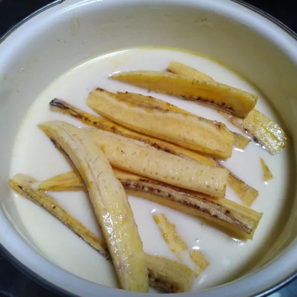 Masukkan pisang ke dalam adonan tepung. Celup satu persatu dan goreng dalam minyak panas yang sudah dicampur 1 sdm margarin. Saat menggoreng, percik-percik adonan cair ke permukaan pisang. Jika telah matang sisi bawah, balik.